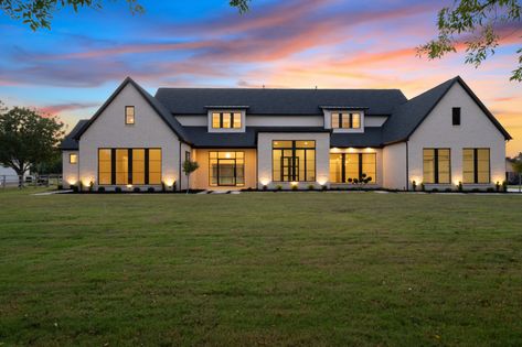 Ultra Modern Farmhouse, White Stone Exterior, Stone Exterior Home, Contemporary Farmhouse Exterior, Modern English Cottage, Beautiful Modern Farmhouse, Modern Ranch House, Transitional Exterior, Lake Houses Exterior