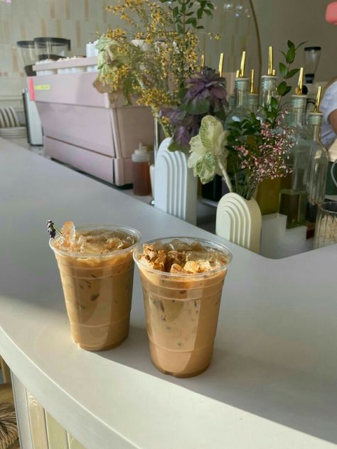 Coffee Shop Aesthetic, Coffee Obsession, Pretty Drinks, Aesthetic Coffee, But First Coffee, New Energy, Food Obsession, Coffee Addict, Coffee Recipes