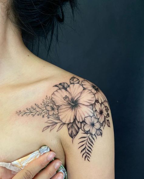 Freehand hibiscus for Kim’s first tattoo | Instagram Flower Underboob Tattoo, Flower Rib Tattoo, Hawaii Flower Tattoos, Hibiscus Flower Tattoo, Tropical Flower Tattoos, Hawaiian Flower Tattoos, Hibiscus Flower Tattoos, Tropical Tattoo, Floral Tattoo Shoulder