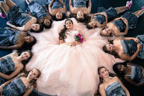 Quince Pictures With Damas, Court Of Honor Ideas Quince, Damas And Quinceanera, Court Pictures Quinceanera, Sweet 16 Group Photoshoot, Sweet 16 Court Pictures, Quinceanera Party Photography, Sweet Fifteen Ideas Quinceanera, Quinceanera Picture Ideas With Parents