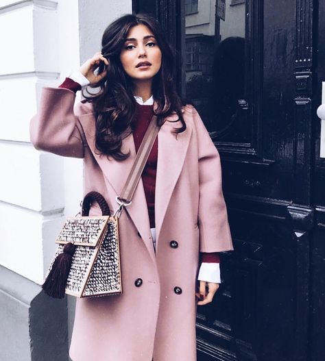 Pink coat 🤭😍Who loves the color?) #CoatSeason 💞 Pink Coat Outfit, Winter Mode Outfits, Winter Coat Outfits, Pink Trench Coat, Chique Outfit, Look Rose, Street Style Bags, Work Fits, Winter Typ