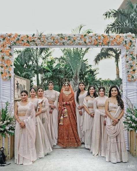 10+ Pictures From The Real Weddings You Need to Take Punjabi Bridesmaids, Indian Wedding Color Schemes, Desi Bridesmaids, Indian Wedding Bridesmaids, Bride And Bridesmaid Pictures, Indian Bridal Party, Wedding Party Poses, Bridesmaid Poses, Bridesmaid Pictures