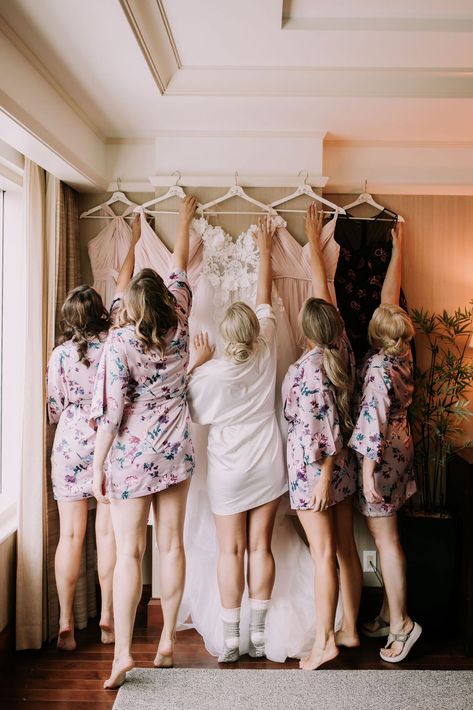 Wedding Getting Ready Poses, Wedding Photography Bride And Bridesmaid, 3 Bridesmaid Poses With Bride, Bride With Bridesmaids Pictures Getting Ready, Bridemaid Photos Getting Ready, Wedding Prep Photo Ideas, Bridemaids Photoshoot With Bride, Bride Prep Photos, Different Wedding Photos