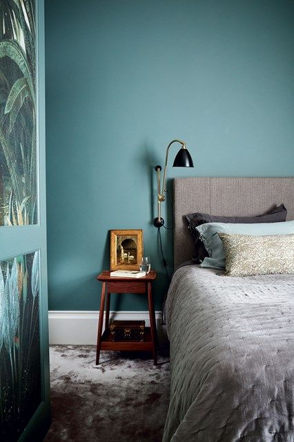 A contemporary teal Blue Bedroom with grey velvet Accessories in Bedroom Ideas. Modern blue bedroom with grey bed and carpet and wall mounted bedside light. Teal Blue Bedroom, Beach Style Bedroom, Turquoise Room, Bedroom Turquoise, Teal Bedroom, Teal Walls, Bedroom Wall Colors, Teal And Grey, Bedroom Paint