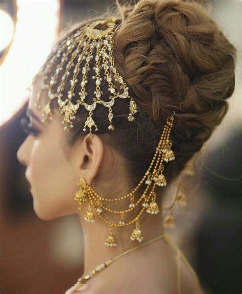 Bridal Jewellery Inspiration, Pakistani Bridal Jewelry, Earrings Ideas, Headpiece Jewelry, Bridal Fashion Jewelry, Indian Jewelry Sets, Head Jewelry, Bangles Jewelry Designs, Desi Wedding