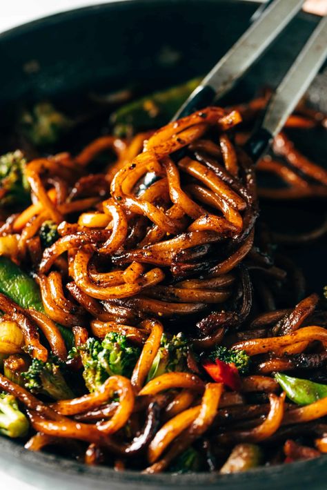 Clear Noodles Stir Fry, Chili Garlic Udon Noodles, Saucy Asian Noodles, Hangover Dinner Ideas, Udon Noodle Recipe Stir Fry, Cantonese Sauce, Japanese Stir Fry, Veggie Udon, Easy Udon