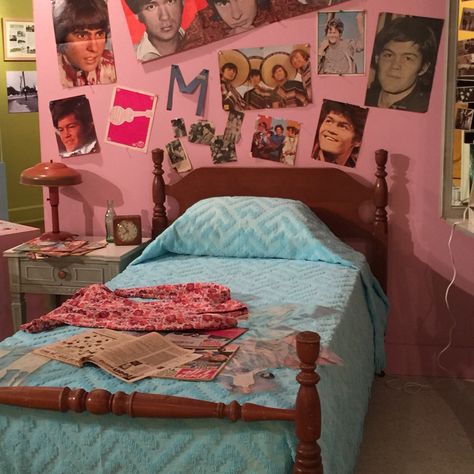 Teen girls bedroom 1960s @ museumsatstonybrook # PineStPicker 80s Teen Bedroom, 90s Teen Bedroom, 1960s Room, 1960s Bedroom, 2000s Bedroom, 60s Bedroom, Bedroom 80s, 80s Bedroom Ideas, 70s Bedroom