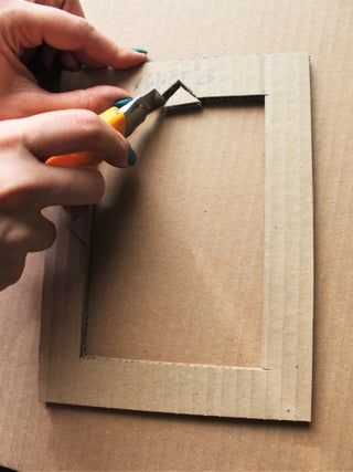 Diy Cheap Picture Frames, Cardboard Picture Frame Diy Ideas, Cardboard Frames For Pictures, Home Made Frames Diy, How To Make Frames For Pictures, Photo Frame Art And Craft, Diy Wall Picture Frames, Diy Frame Cardboard, Homemade Picture Frames Diy