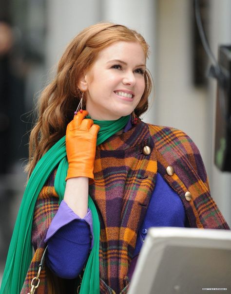 Confessions of a Shopaholic, Isla Fisher gazes into a store window at a glistening, diaphanous, emerald-green scarf (the ultra-long kind that did Isadora Duncan in) Crazy Rich Asians Outfits, Isla Fischer, Becky Bloom, Rebecca Bloomwood, Estilo Gossip Girl, Fashion Movies, 23 Fashion, Confessions Of A Shopaholic, Crazy Rich Asians