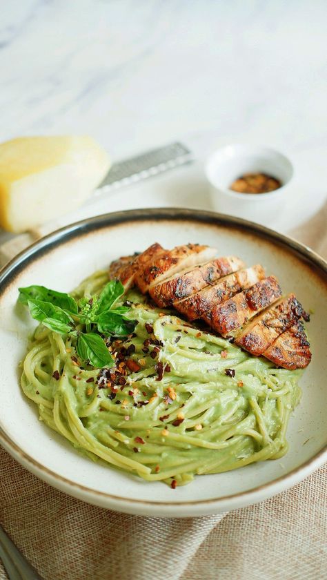 How To Make Creamy Avocado Pasta With Pan Fried Chicken. Creamy Avocado Pasta With Pan Fried Chicken Ingredients 200-250 gr Spaghetti 2 Chicken breast, Chicken Avocado Dinner, Chicken Avocado Pasta, Avocado Chicken Recipes, Pan Chicken Breast, Fried Chicken Ingredients, Creamy Avocado Pasta, Avocado Dishes, Texas Caviar, Green Pasta