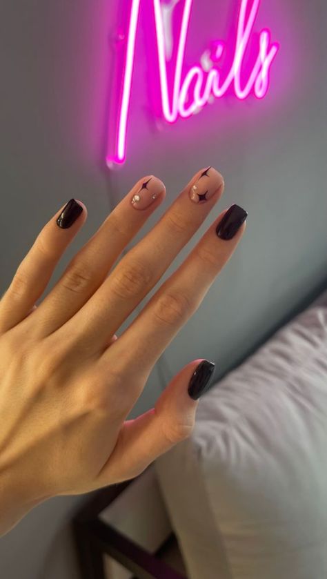 nails y2k | nails y2k short | nails y2k long | nails y2k black | nails y2k red | nails y2k pink | nails y2k almond | nails y2k simple | nails y2k blue | nails y2k white | nails y2k hello kitty Short Aesthetic Nails Square, Cute Fall Manicure Ideas For Short Nails, Black Grunge Nails Short, Black Design Nails Square, Short Nails Y2k Square, Short Nails Aesthetic Grunge, Black Rocker Nails, Small Oval Nails Design, Y2k Nails Black Short