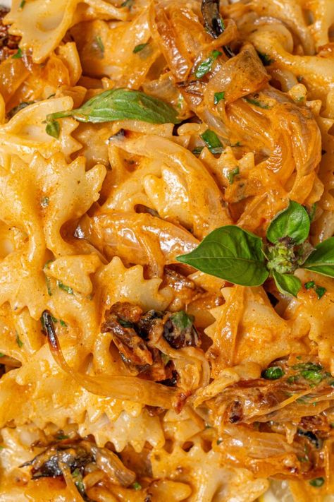 Recipes With Yellow Onion, One Pan Carmalized Onion Pasta, Carmalized Onion Baked Pasta, Carmalized Onion Garlic Pasta, Baked Carmelized Onion Pasta, Carmelized Onion Pasta Bake, Caramelized Onion Pasta, Delicious Entrees, Balsamic Pasta