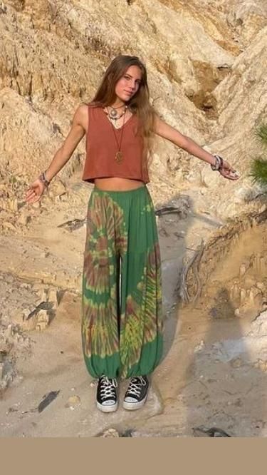 Harem Trousers Outfit, How To Style Harem Pants, Flowy Hippie Outfits, Summer Hippy Outfits, Hippy Festival Outfit, Hippe Outfit Aesthetic, Rustic Style Clothes, Hippie Beach Outfit, Soft Hippie Aesthetic