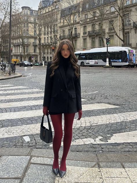 Red Tights Outfit, Burgundy Tights, Outfit Elegantes, Red Tights, Skandinavian Fashion, Chique Outfits, Paris Outfits, Looks Street Style, Tights Outfit