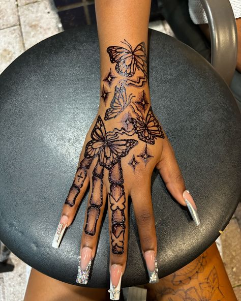 1. WHAT SHE GOT ….. 2. What she asked for Temporary tattoos last two to three weeks #henna4us #temporarytattoo #baysidemarketplace #miamihenna #hennainmiami #baysidemiami #temporary_tattoo #henna #hennatattoo #hennadesign #hennaart Back Henna Designs Hand, Hanna Art Henna Tattoos, Baddie Henna Designs, Hand Tattoos For Women Stencils, Tattoo Henna Design, Arm Henna Tattoo, Henna Sleeve Designs, Henna Designs Sleeve, Henna Tattoo Designs Arm Sleeve