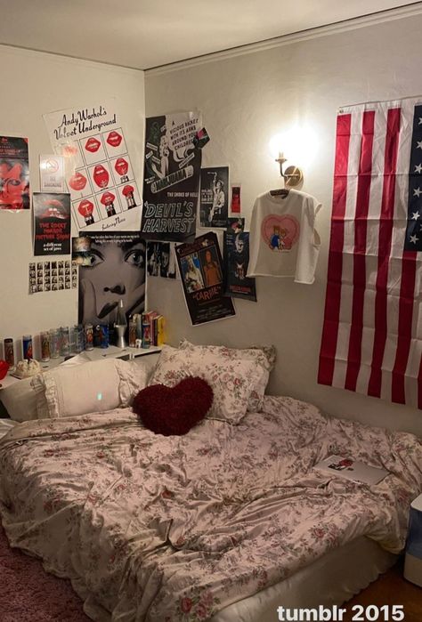 Red Cozy Bedroom, White Dorm Room Aesthetic, Red Dorm Room Aesthetic, Rockstar Girlfriend Bedroom, College Dorm Room Ideas Aesthetic, Dorm Room Ideas Aesthetic, Redecorating Bedroom, Setting Aesthetic, White Dorm Room