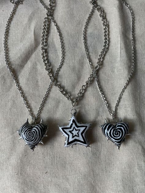 Clay Crafts Y2k, Clay Crafts Alt, Y2k Emo Jewelry, Star Necklace Y2k, Clay Y2k Ideas, Y2k Jewelry Diy, Clay Goth Ideas, Clay Star Necklace, Y2k Clay Ideas