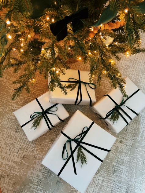 Plain Wrapping Paper Ideas, White Wrapping Paper Ideas, Minimal Gift Wrapping, Black Wrapping Paper Christmas, Aesthetic Christmas Wrapping Paper, White Christmas Wrapping Ideas, Cute Wrapping Ideas For Christmas, White Gift Wrapping Ideas, White Wrapping Paper Christmas