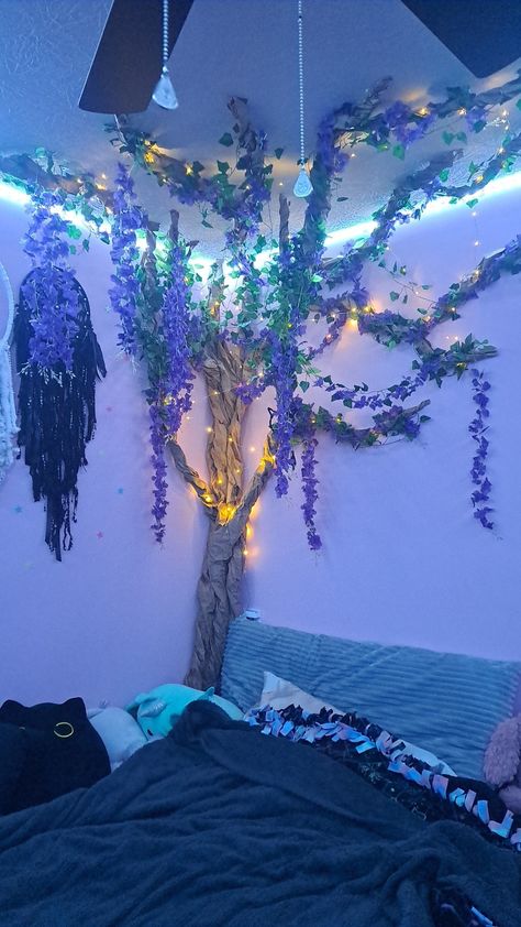 Enchanted Garden Room Decor, Wisteria On Ceiling Bedroom, Wisteria Room Decor Aesthetic, Vines And Wisteria Bedroom, Diy Wisteria Tree In Bedroom, Fantasy Room Ideas Diy, Ceiling Corner Decor, Avatar Room Aesthetic, Fake Vine Ideas