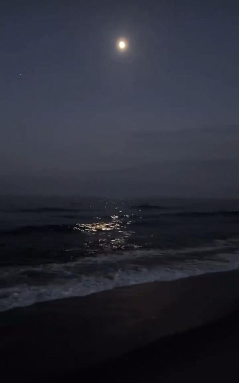 Night Beach Instagram Story, Beach Snapchat Stories Night, Night Vibes Instagram Story, Beach Night Photography, Moon Videos Night, Moon On Beach, Night Moon Videos, Moon Story Instagram, Sea Night Beach