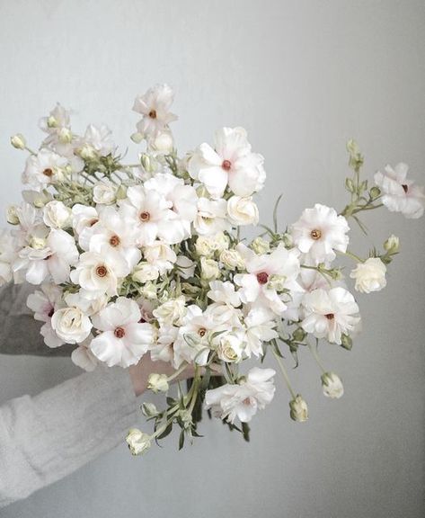 Ranunculus Wedding Bouquet, Ranunculus Wedding, Butterfly Ranunculus, Ranunculus Bouquet, Brown Wedding, Spring Bulbs, Chelsea Flower, Floral Photo, Wedding Tablescapes