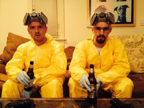 Breaking Bad - couples costume - TheCoolist Breaking Bad Couples Costume, Breaking Bad Halloween Costume, Breaking Bad Halloween, Breaking Bad Costume, Bad Breaking, Partner Costumes, Costume Couples, Mens Halloween, Join Fashion