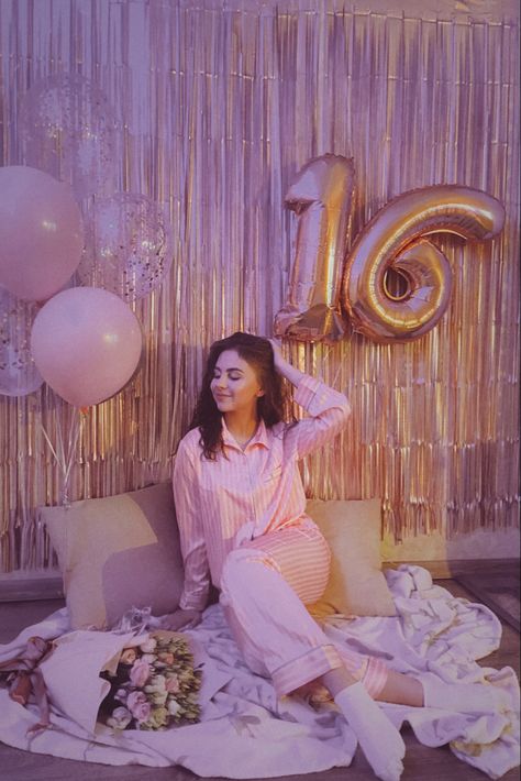 Birthday Pajama Party Outfit, Pajama Party Photoshoot Ideas, Birthday Pajama Photoshoot, Pijama Photoshoot Ideas, Pajama Photoshoot Photo Ideas Birthday, Sleepover Ideas Decor, Pajama Party Birthday Theme, Pajama Birthday Photoshoot, Pajama Party Decorations