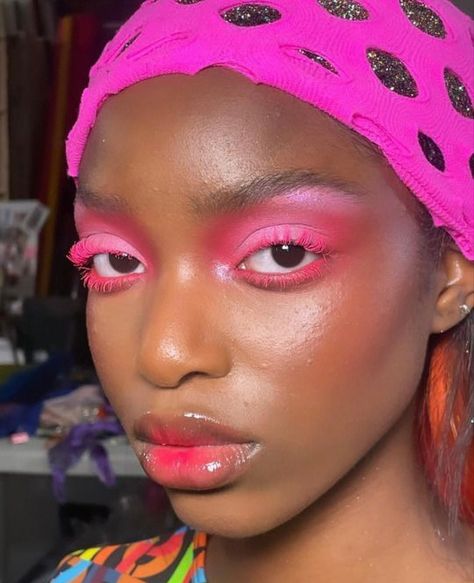 All Pink Makeup, Mode Monochrome, Pink Makeup Look, Vogue Makeup, Eyeshadow Pink, Make Carnaval, Pink Mascara, Swag Makeup, Cool Makeup Looks