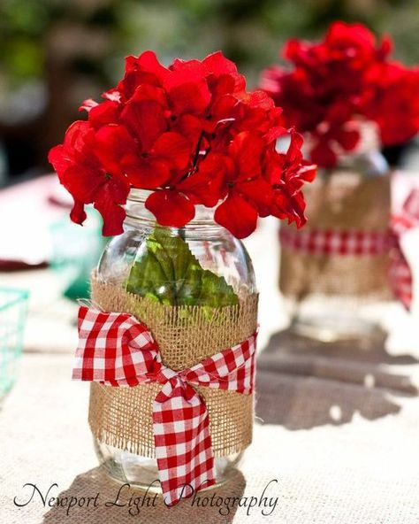 ขวดโหล Mason Jar, Deco Champetre, Rustic Wedding Decorations, Strawberry Farm, Tafel Decor, Red Geraniums, Western Parties, Farm Birthday Party, Farm Party