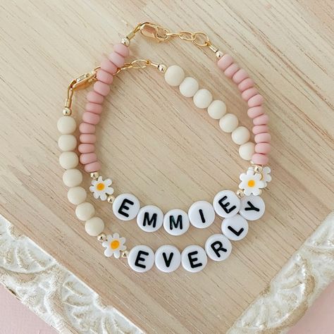 The cutest name bracelets 💕 Beaded Bracelets With Names, Name Bracelet Beads, Name Bracelets Diy, Bracelet Ideas For Kids, Bracelet Names, Name Bead Bracelet, Swiftie Bracelets, Manik Manik, Name Bracelets