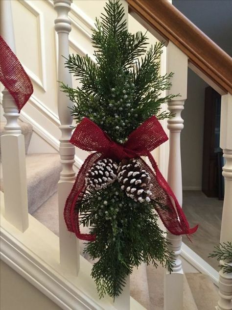 Christmas Stair Swags, Christmas Spray Decoration, Christmas Decoration For Stairs, Christmas Stair Decoration, Cedar Christmas Decorations, Christmas Decorations For Staircase, Decoracion Escaleras Navidad Ideas, Christmas Decorations Staircase, Christmas Stairs Decor