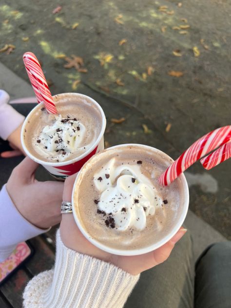 Starbucks Aesthetic Christmas, Peppermint Christmas Aesthetic, Peppermint Mocha Aesthetic, Christmas Drinks Aesthetic, Candy Cane Aesthetic, Peppermint Aesthetic, Starbucks Christmas Drinks, Winter Aesthetic Pictures, Winter Starbucks