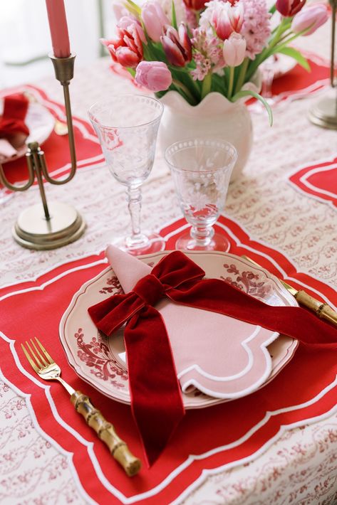 Grab your Gals - Sarah Tucker Red and Pink Tabletop Red Table Settings, Pink Christmas Table, Christmas Bridal Showers, Christmas Dining Table Decor, Velvet Bows, Christmas Dining Table, Christmas Brunch, Pink Table, Red Table