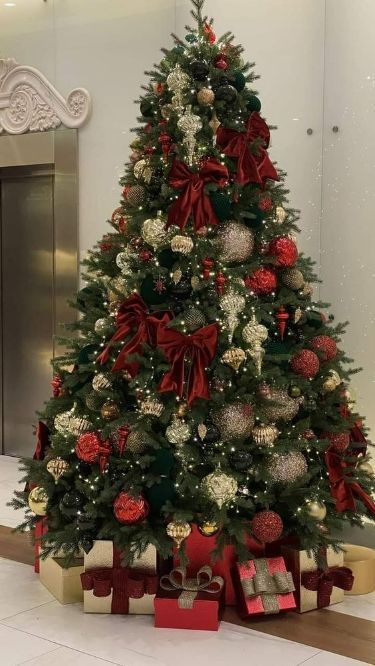 Elegant Red And Gold Christmas Tree, Red Gold Xmas Tree, Burgundy Red Christmas Tree, Traditional Red Christmas Tree, Rustic Red Christmas Tree, Christmas Traditional Decorations, Christmas Tree Ideas Apartment, Red And Gold Tree Christmas Ideas, Christmas Tree Decorations Red And Gold