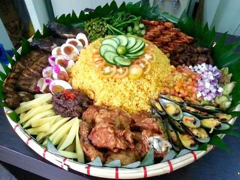 Bilao Platter, Bilao Food Ideas, Filipino Bedroom, Tilapia Fried, Filipino Buffet, Pinoy Party, Buttered Shrimp, Silog Meals, Chipotle Rice