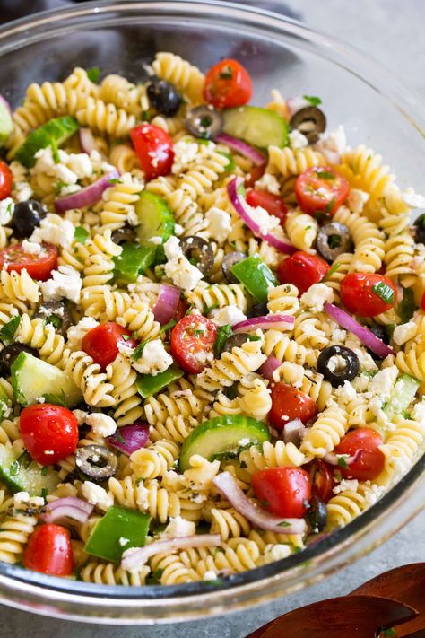 Greek Pasta Salad Recipe, Salad Appetizer Cups, Greek Pasta Salad, Resep Pasta, Cold Pasta Salad Recipes, Pasta Salad Dressing, Pasta Italiana, Resep Salad, Easy Pasta Salad Recipe