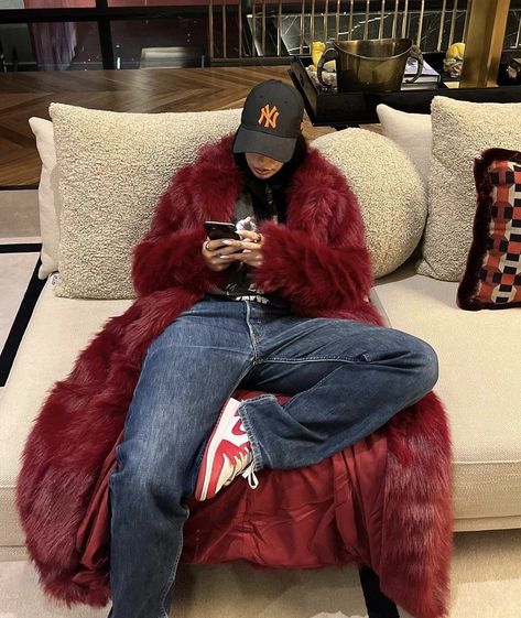 Fur Coat Outfit, Red Fur, Looks Street Style, Coat Outfits, Look At You, Looks Style, Winter Fashion Outfits, Winter Looks, Fashion Killa