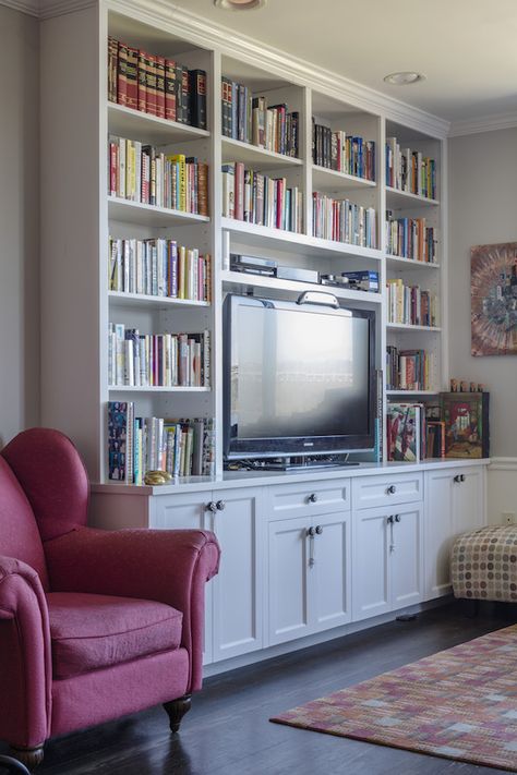 A floor-to-ceiling built-in bookcase is both practical and aesthetically pleasing! Interior Ikea, Floor To Ceiling Bookshelves, Bookshelves With Tv, Custom Bookshelves, Styl Hampton, Built In Entertainment Center, Built In Shelves Living Room, Living Room Built Ins, Living Room Entertainment Center