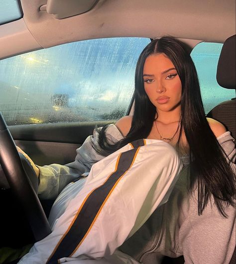 Baddie Photo Poses Ideas, Baddie Insta Post Ideas, Aliyah's Face Outfits, Ig Models Baddie, Baddie Selfies Instagram, Car Poses Photo Ideas, Baddie Ig Pics, Car Pics Instagram Baddie, Car Poses Instagram