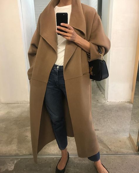 24 Stylish Camel Coats You'll Wear Forever Camel Coat Outfit Classy, Camel Coat Outfit Casual, Camel Coat Outfit, Minimalist Moda, Mode Mantel, Fall Fashion Coats, Elegante Casual, Outfit Inspiration Fall, Camel Coat