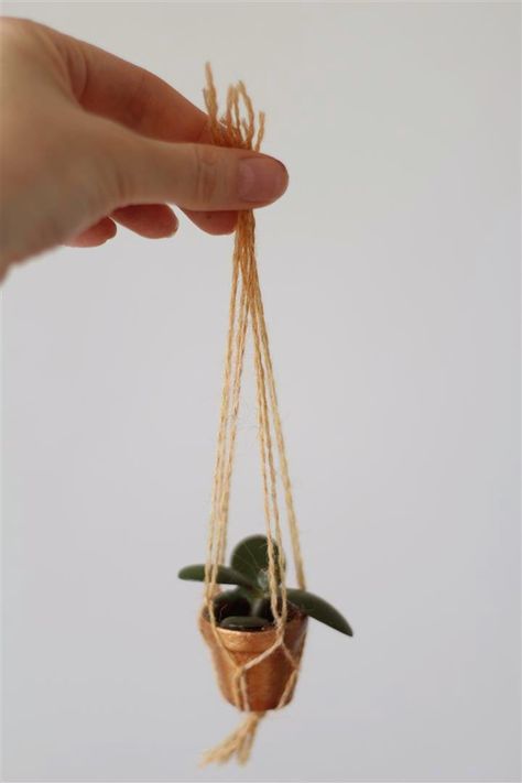 emuse: Retrocraft: Tiny macrame plant hanger Miniature Macrame Tutorials, Mini Macrame Plant Hanger Car Diy, Mini Macrame Plant Hanger Diy, Tiny Macrame, Miniature Macrame, Cup Plant, Plant Hanger Macrame, Diy Macrame Plant Hanger, Hanger Diy