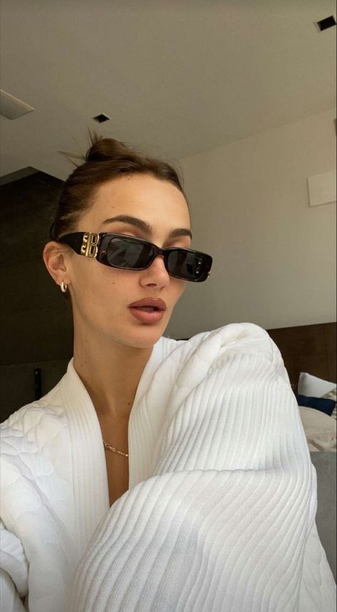 Luxury Sunglasses Women, 2023 Sunglasses, Aesthetic Views, Elegant Sunglasses, Balenciaga Eyewear, Seductive Style, Model Sunglasses, Balenciaga Sunglasses, Style Glasses