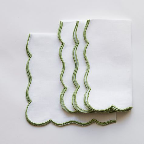 SIMPLE WHITE LINEN NAPKIN WITH A DELICATE SCALLOP EDGE White Linen Napkins, Simple Table Settings, Green Tablecloth, Green Napkins, Picnic Wedding, White Napkins, Green Table, Spring Table, Wedding Mood Board