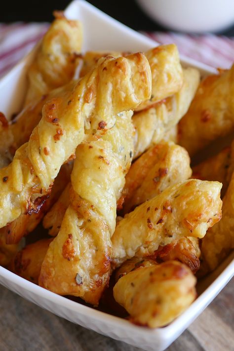 Puff Pastry Cheese, Puff Pastry Snacks, Puff Pastry Twists, Bread Twists, Cheese Twists, Puff Pastry Appetizers, Pastry Appetizer, Easy Puff, Cheese Puff