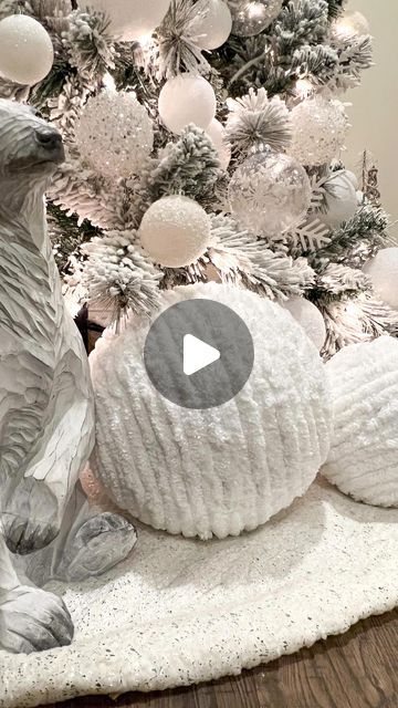 Chanel Christmas Decorations, All White Tree Christmas, Christmas Tree White Theme, Winter Wonderland Decorating Ideas, White Mini Christmas Tree, Xmas Baubles Diy, Christmas Snowman Decor Ideas, White Christmas Diy Decorations, White Theme Christmas Tree