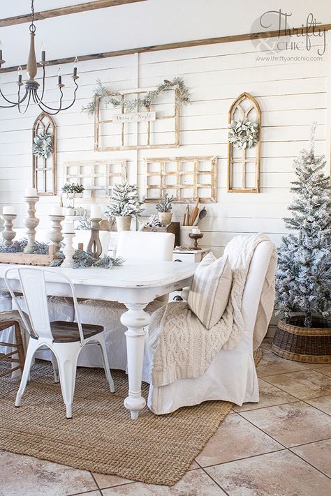 Mismatched Dining Room, Christmas Eucalyptus, Dining Room Christmas Decor, Christmas Dining Room Decor, Eucalyptus Christmas, Dining Room Christmas, Cottage Dining, Cottage Dining Rooms, Dining Room Cozy