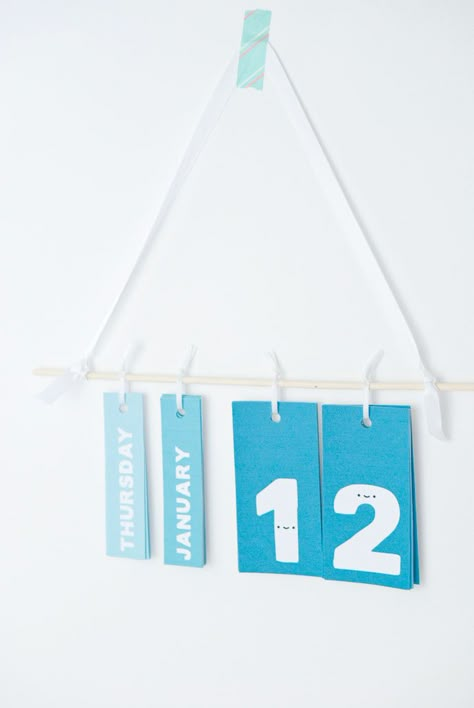 DIY Printable Perpetual Calendar Perpetual Calendar Diy, Calendar Stand, Diy Desk Calendar, Flip Calendar, Creative Calendar, Calendar Craft, Calendar Wall, Handmade Charlotte, Stitching Cards