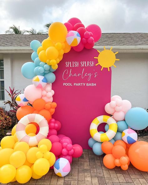 Splish Splash 💦 Pool party for Charley! ☀️ Picnic set up @picnicsinparadiseco & @partiesunderthepalms #summer #poolpartytheme #poolparty #poolpartyballoons #poolpartybackdrop #poolpartyideas #poolpartytheme #poolpartydecor #poolpartyballoongarland Pastel Pool Party Decor, Pool Party Picnic, Pool Birthday Decor, Malibu Pool Party, Pool Party Backdrop Ideas, Summer Party Ideas Decorations, Pool Party Balloons Decorations, Kids Pool Party Decorations, Colorful Birthday Theme