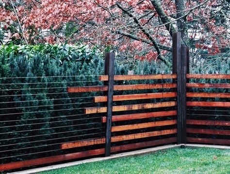 40 Creative Garden Fence Decoration Ideas Mid Century Modern Fence, Sloped Yard, Modern Fence Design, Backyard Fence, Living Fence, Fence Slats, Front Yard Fence, Modern Fence, Fence Decor