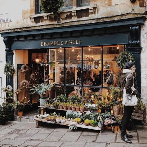 https://www.venuereport.com/roundups/30-of-the-cutest-plant-shops-around-the-world/entry/14/ Florist Shop Interior, Flower Shop Interiors, Flower Shop Decor, Tattoo Plant, Flower Shop Design, Storefront Design, Flower Store, Florist Shop, Shop Fronts